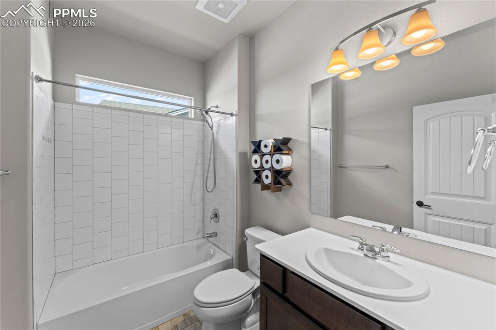 Image 11 of 50: Bathroom