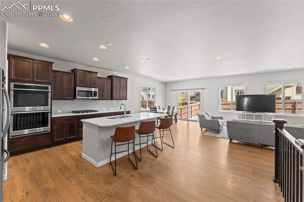 Image 14 of 50: Kitchen