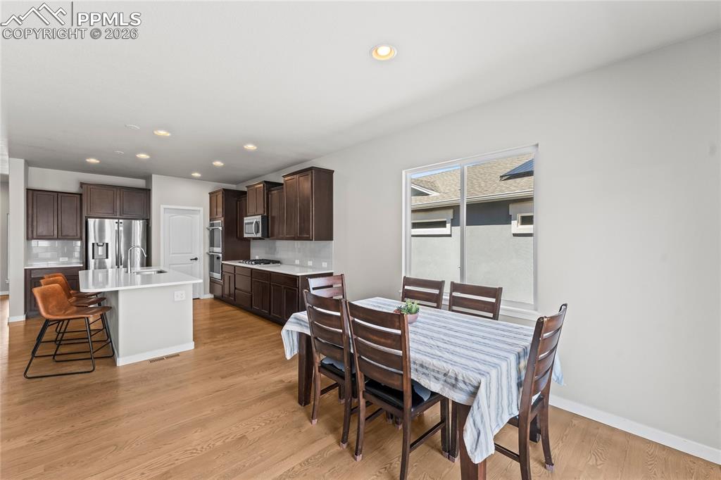 Image 17 of 50: Dining Area