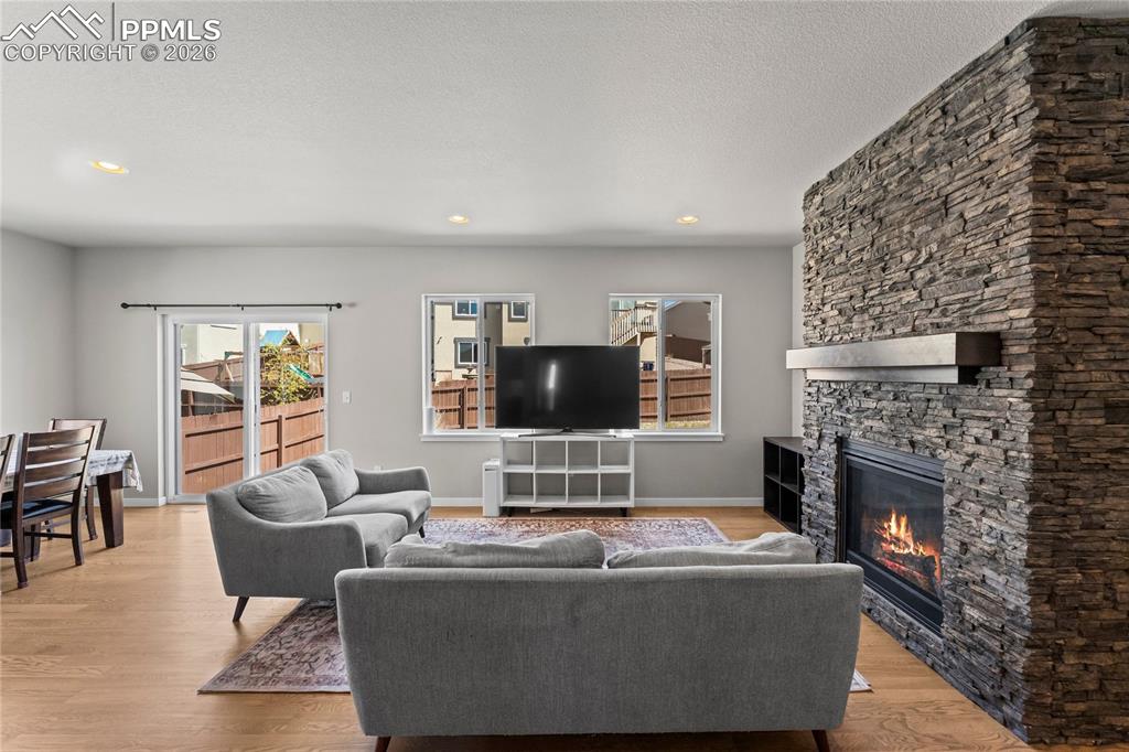 Image 20 of 50: Living Room