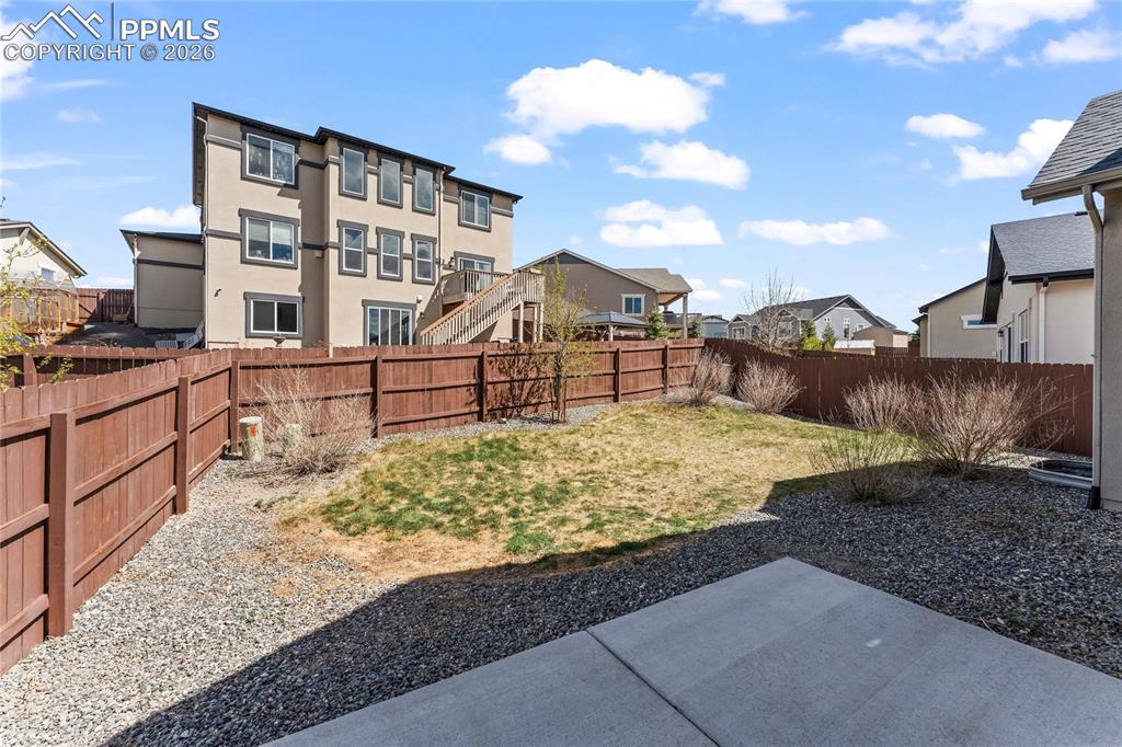 Image 42 of 50: Yard