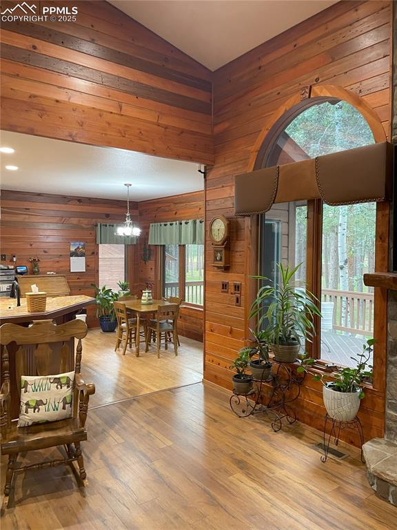 Image 11 of 40: Dining Area