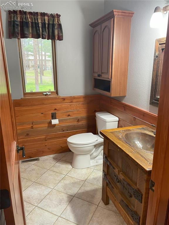 Image 12 of 40: Bathroom