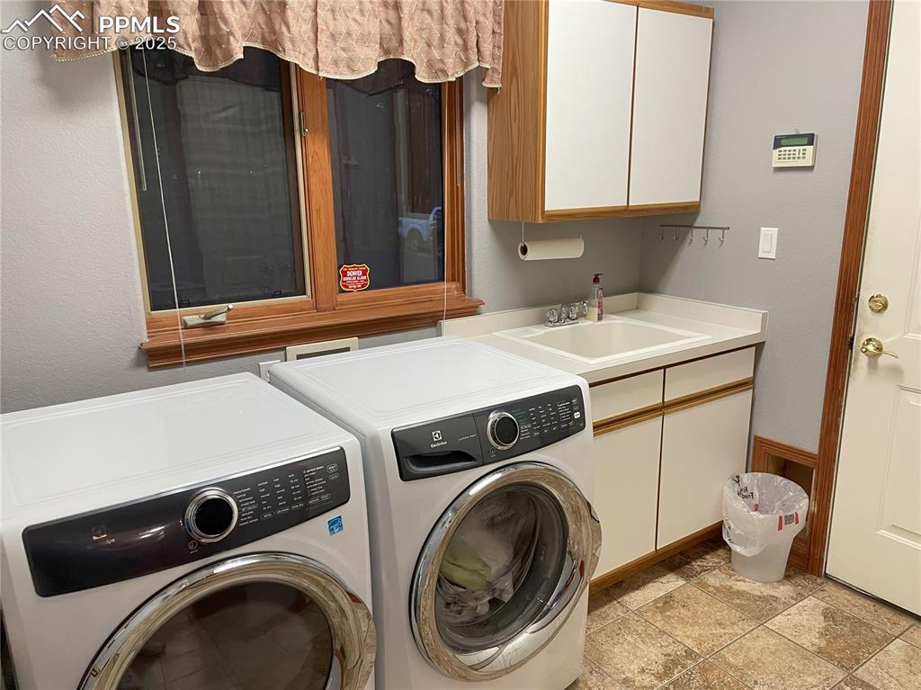 Image 20 of 40: Laundry