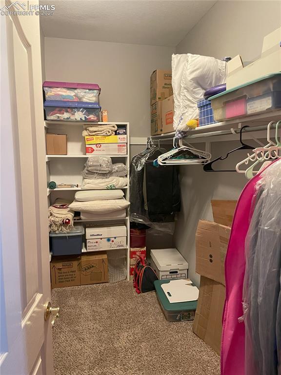 Image 23 of 40: Closet