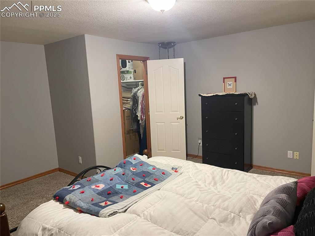 Image 25 of 40: Bedroom