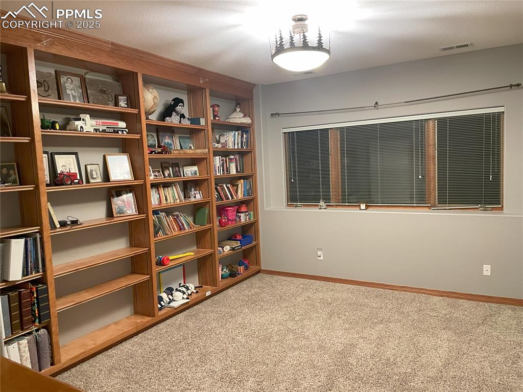 Image 27 of 40: Sitting Room