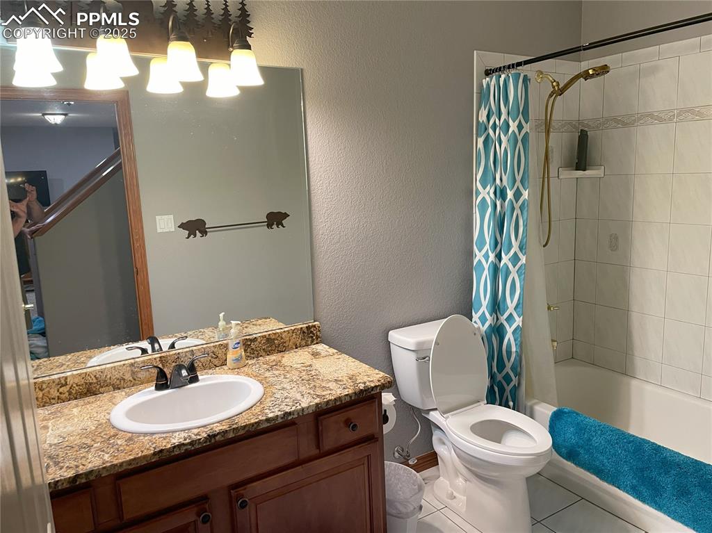 Image 33 of 40: Bathroom