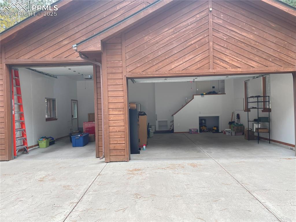 Image 36 of 40: Garage