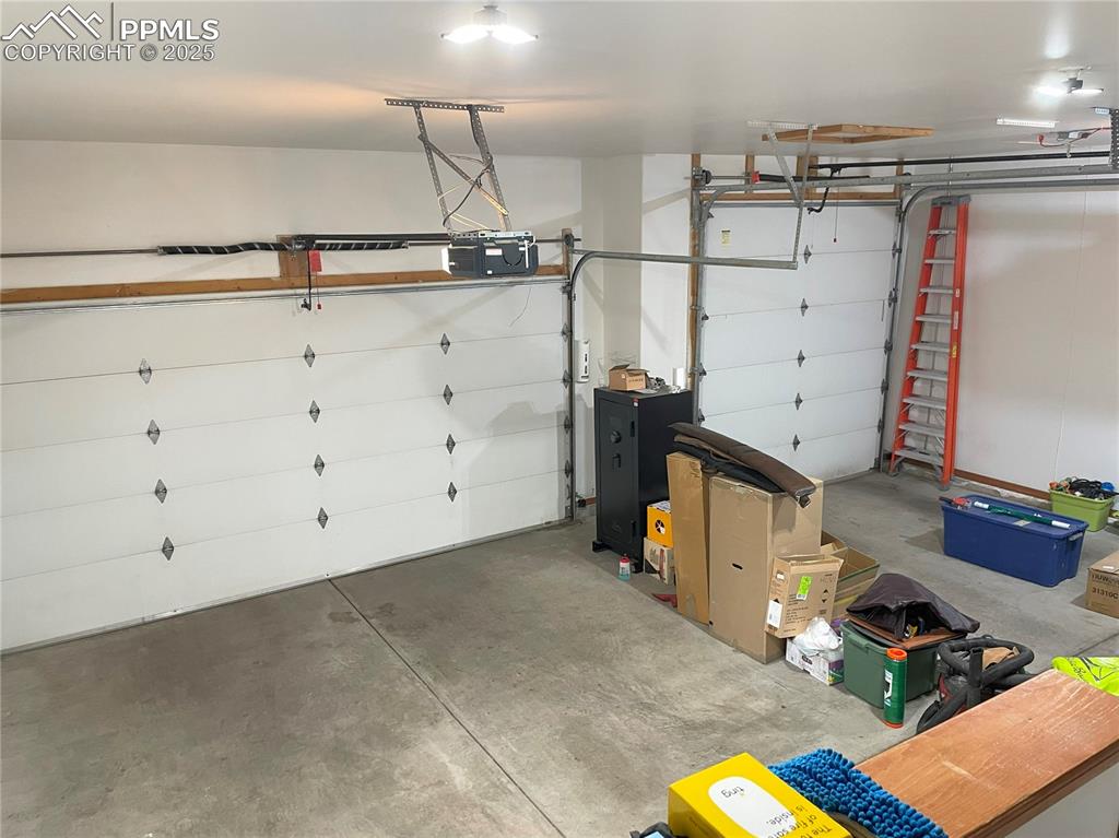 Image 37 of 40: Garage