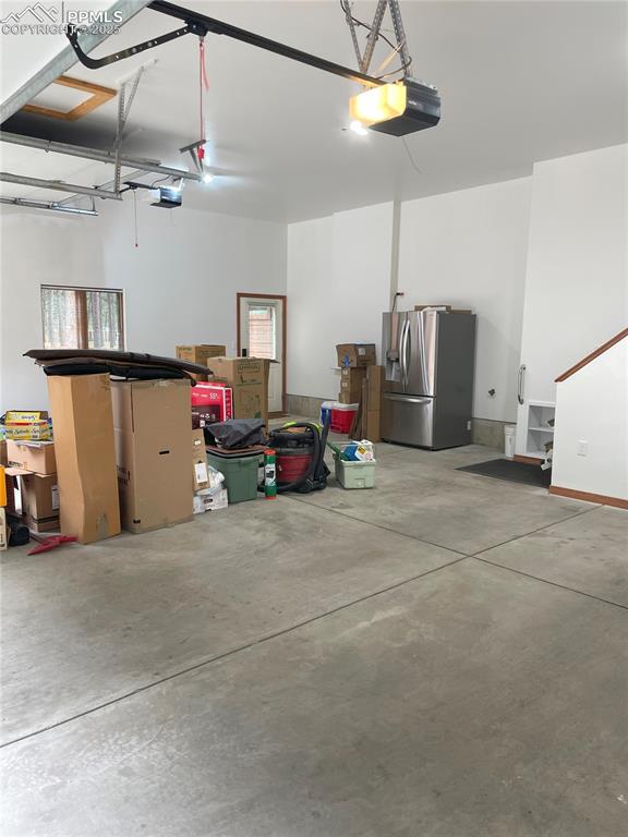 Image 38 of 40: Garage