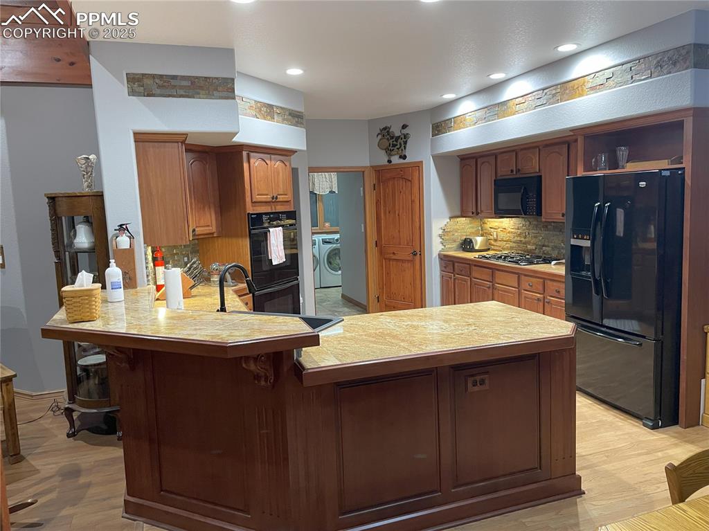 Image 4 of 40: Kitchen