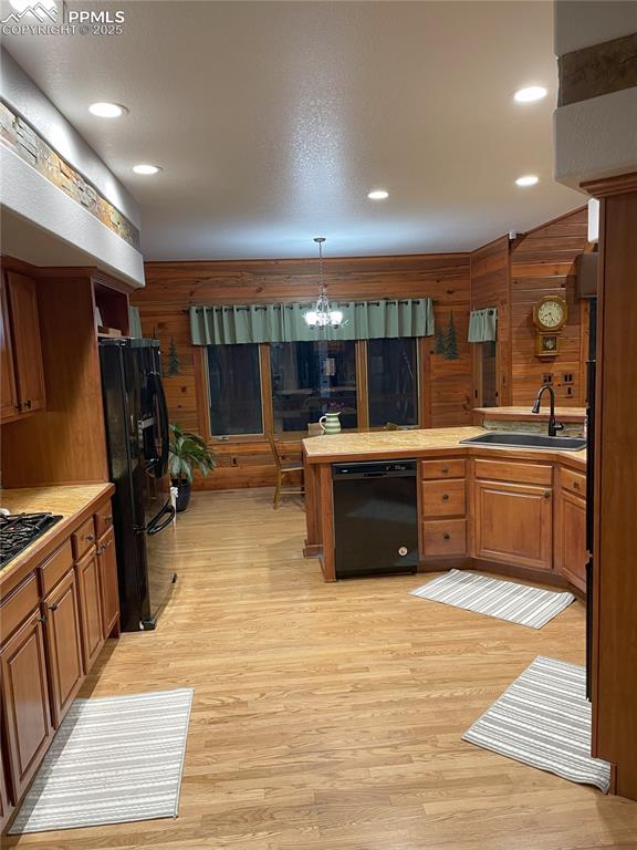 Image 5 of 40: Kitchen