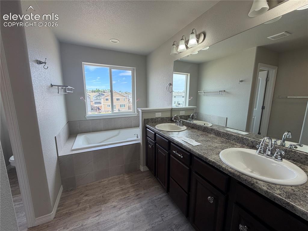 Image 18 of 38: Bathroom