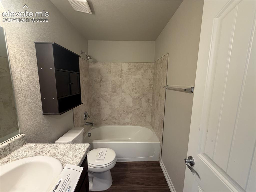 Image 33 of 38: Bathroom