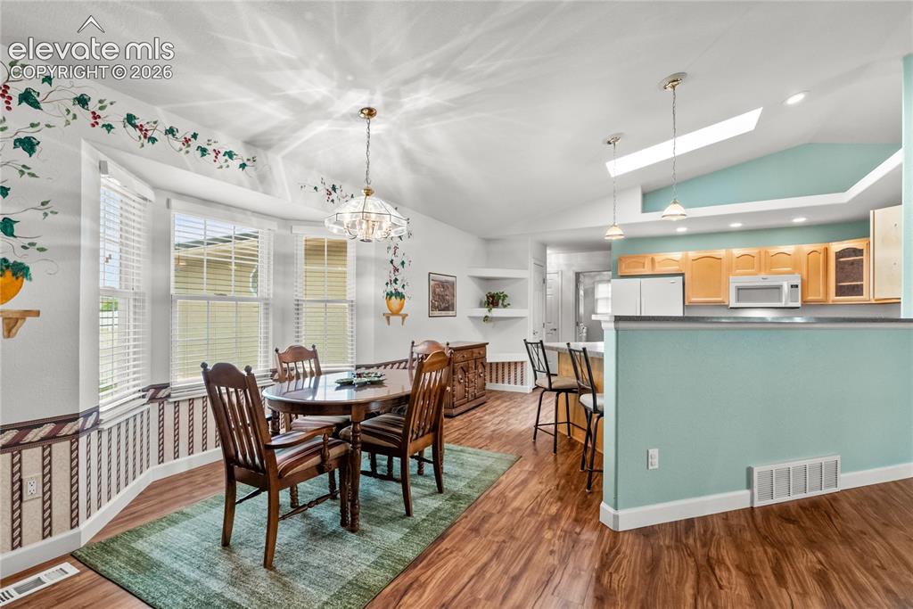 Image 16 of 42: Dining Area