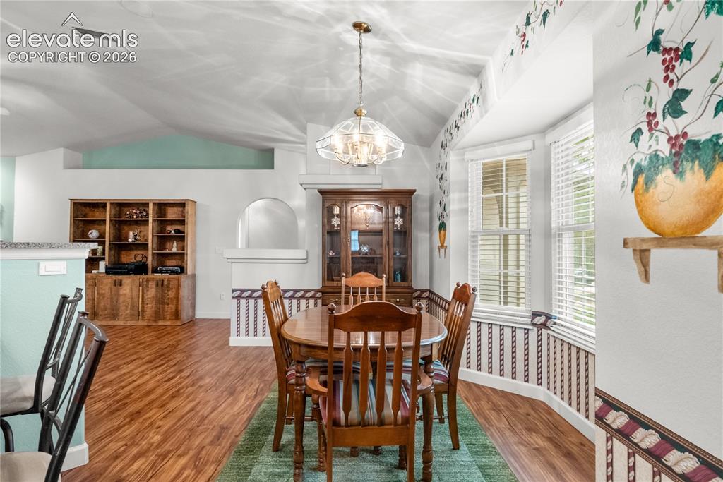 Image 17 of 42: Dining Area