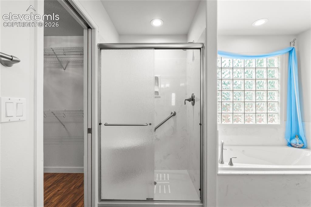 Image 5 of 42: Bathroom