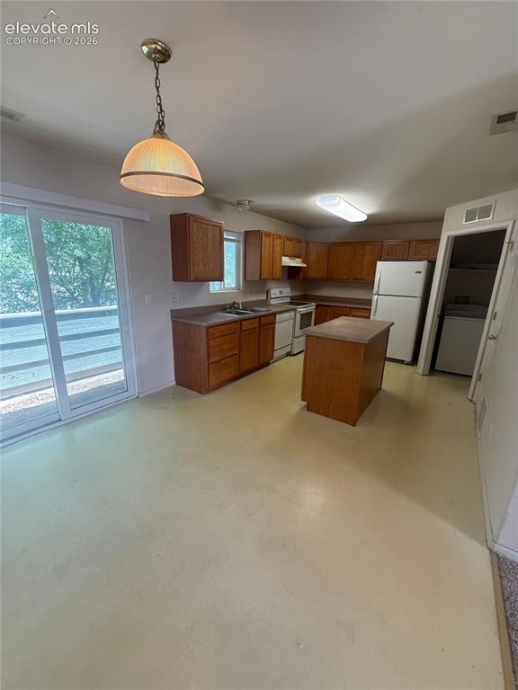 Image 4 of 8: Kitchen