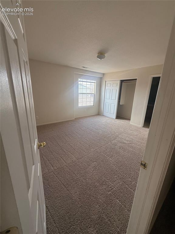 Image 6 of 8: Bedroom
