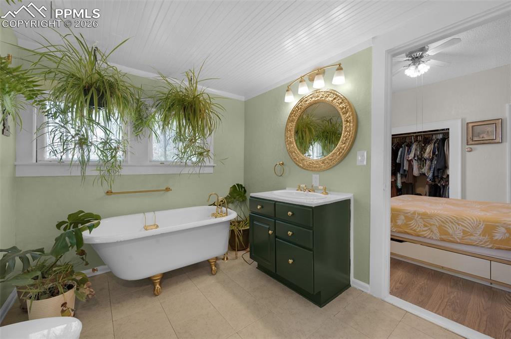 Image 18 of 36: Kitchen