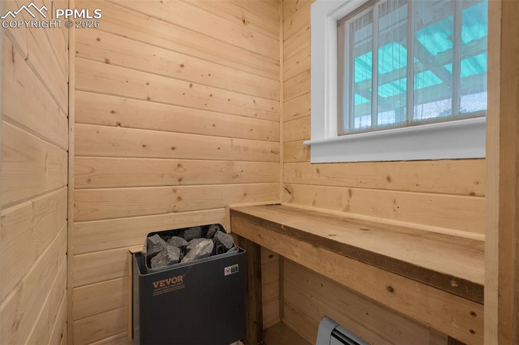 Image 20 of 36: Laundry