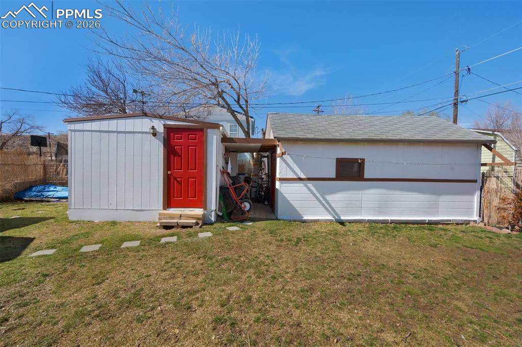 Image 30 of 36: Bedroom