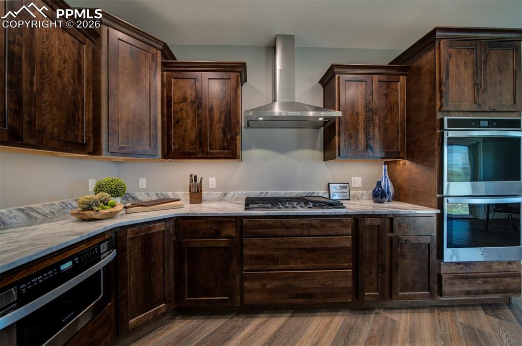 Image 10 of 40: Kitchen