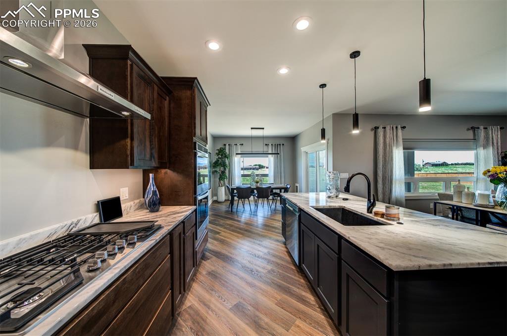 Image 8 of 40: Kitchen