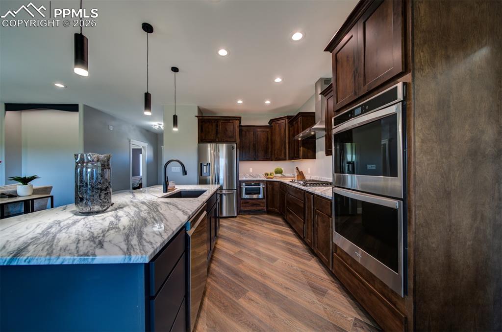 Image 9 of 40: Kitchen