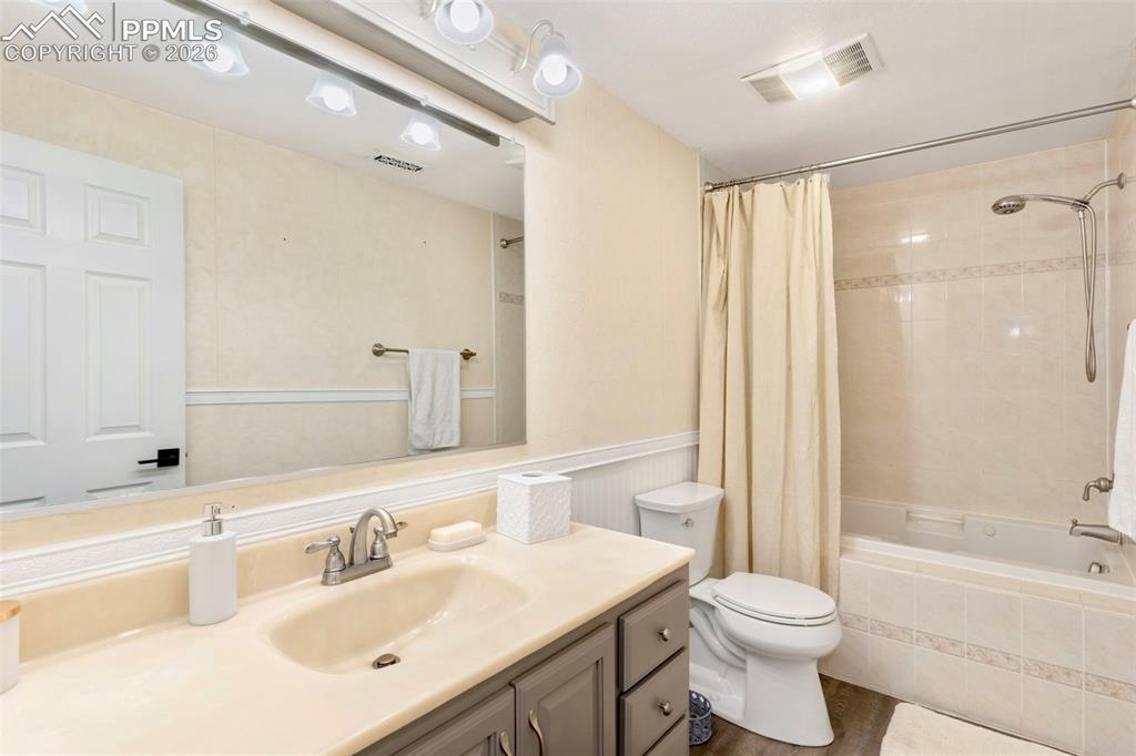 Image 33 of 42: Bathroom