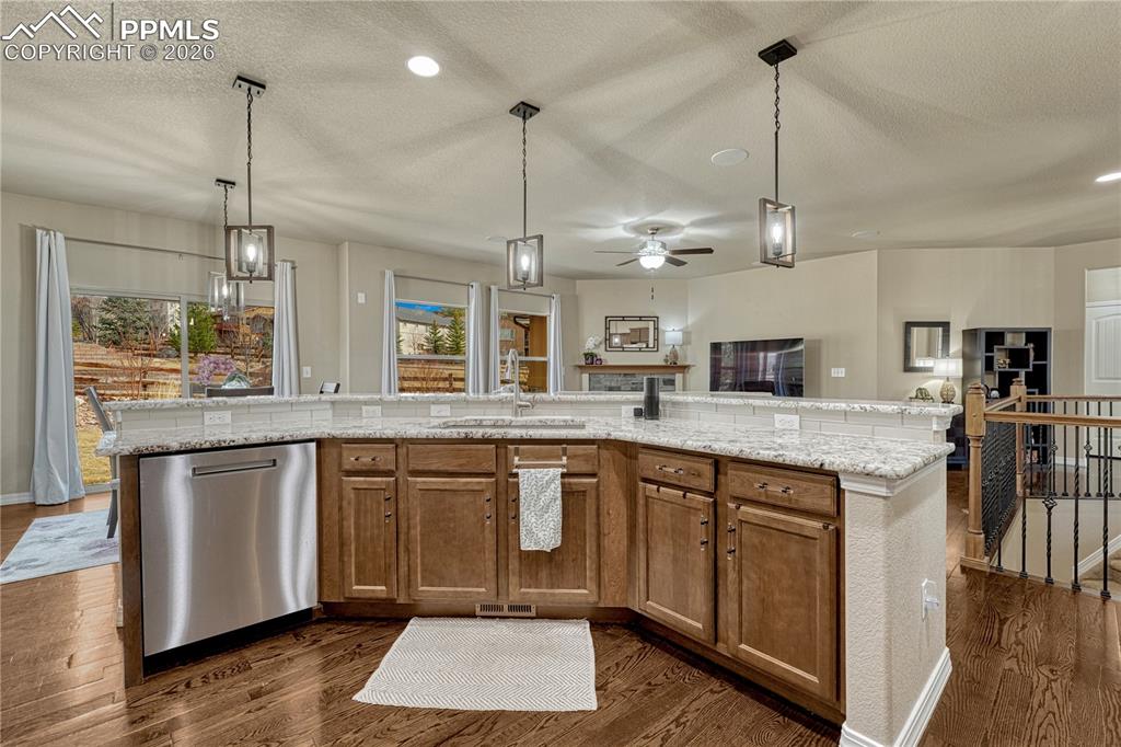 Image 20 of 49: Kitchen