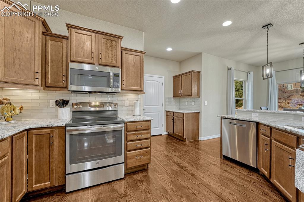 Image 21 of 49: Kitchen