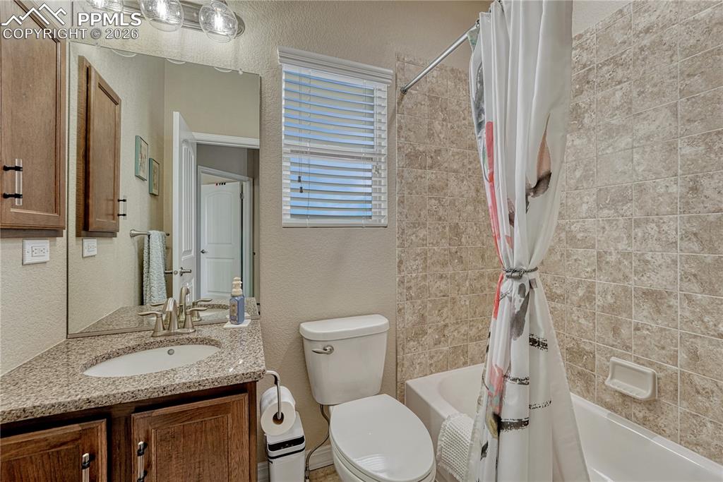 Image 34 of 49: Bathroom