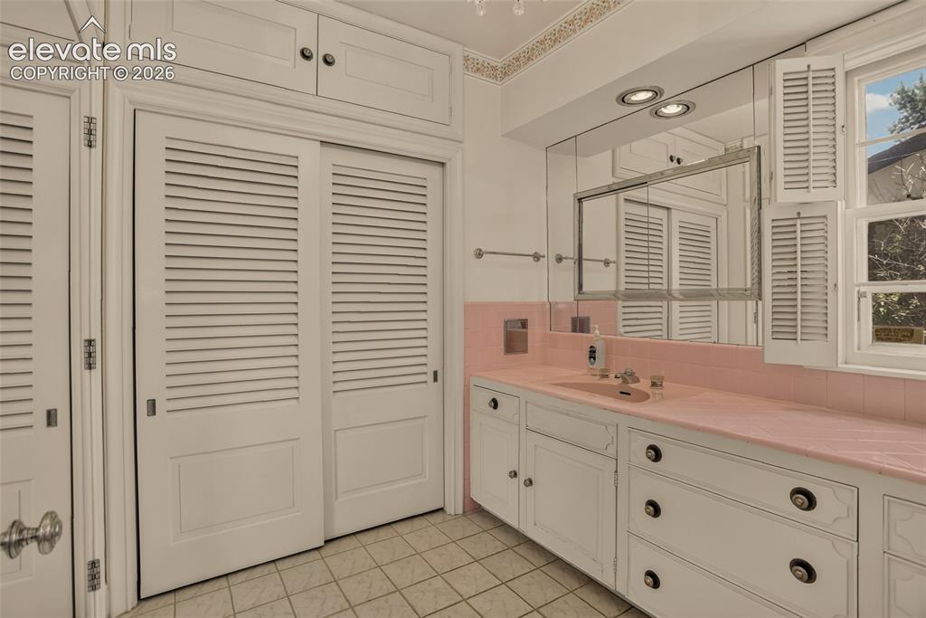 Image 24 of 49: Ensuite primary bath.