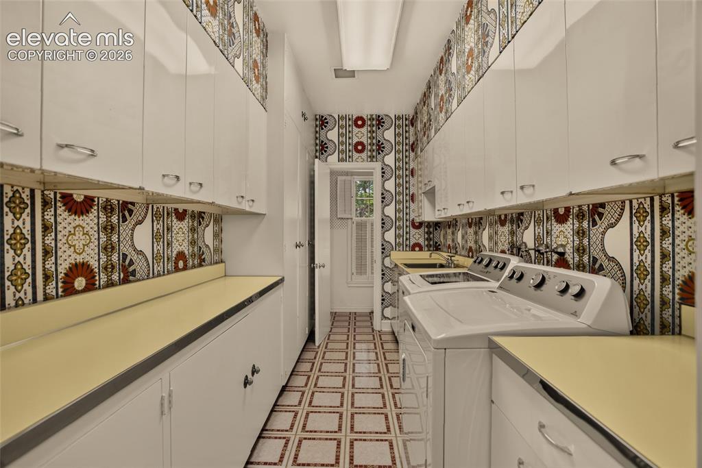 Image 36 of 49: View of mudroom and door to breezeway.