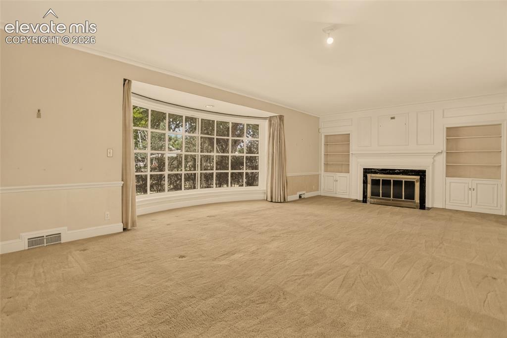 Image 6 of 49: Foyer.