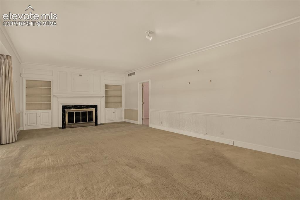Image 7 of 49: Living room.