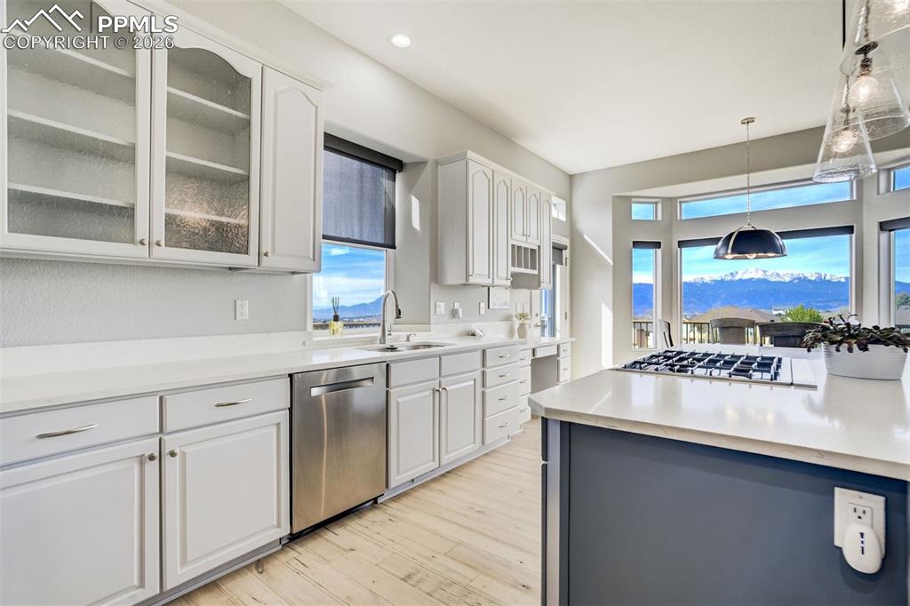 Image 13 of 50: Kitchen