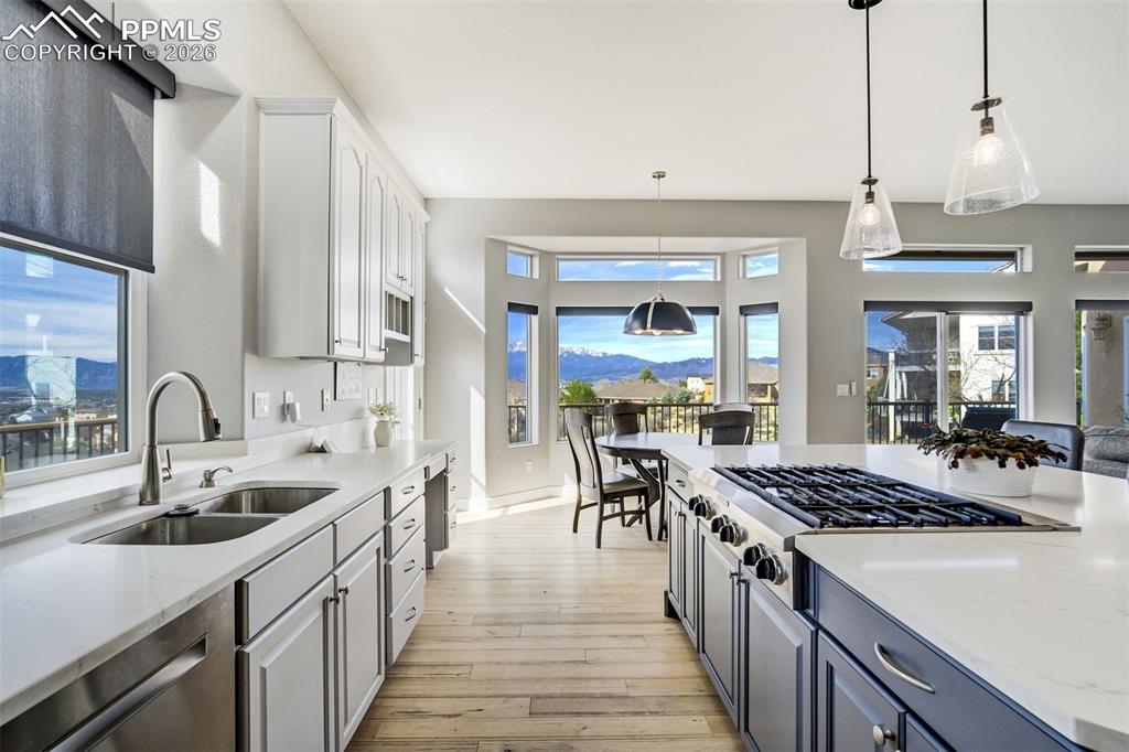 Image 15 of 50: Kitchen