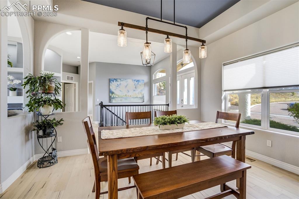 Image 21 of 50: Dining Area