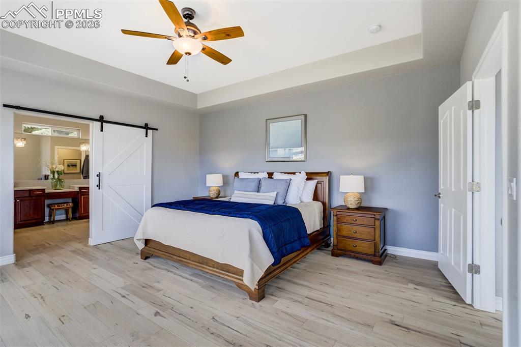 Image 22 of 50: Bedroom