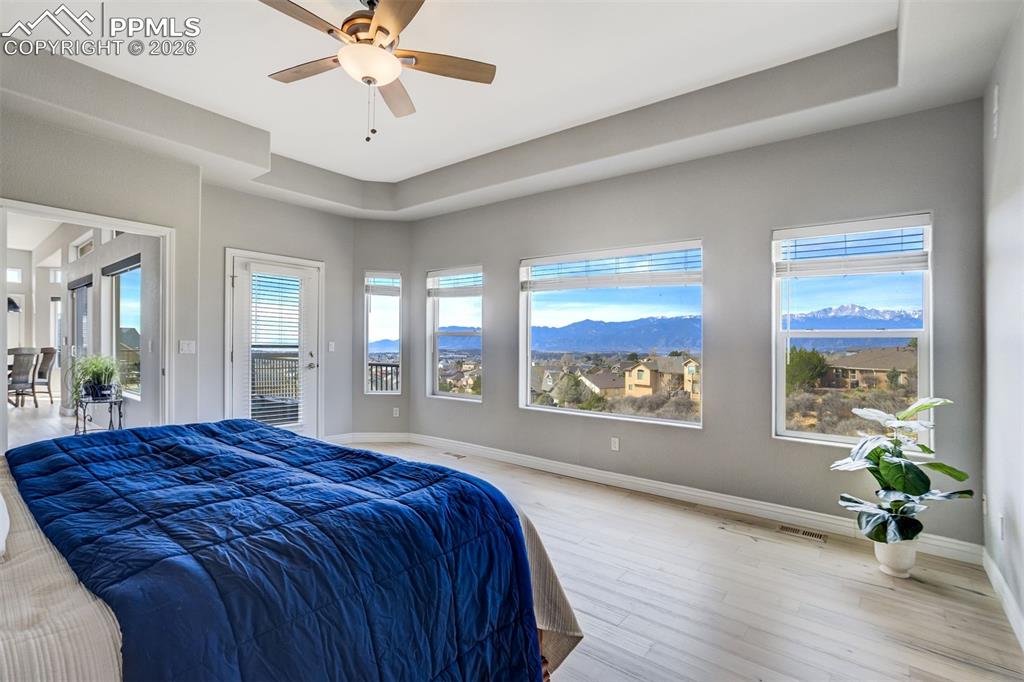 Image 23 of 50: Bedroom