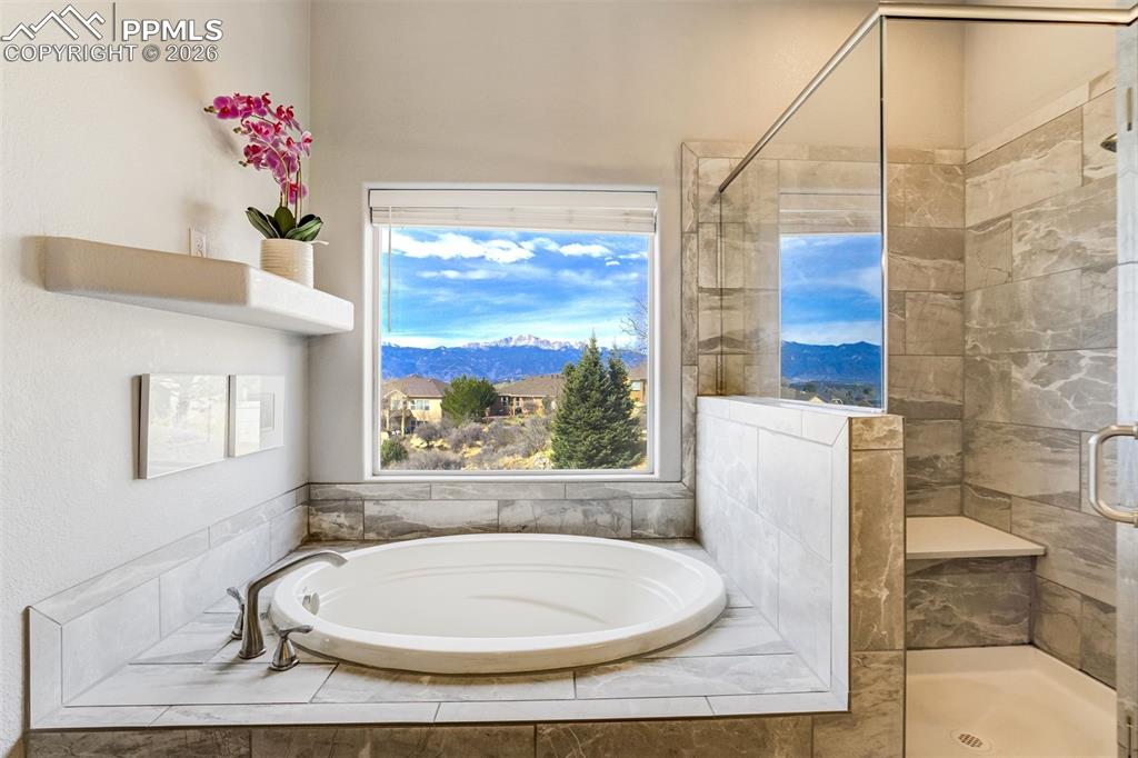 Image 26 of 50: Bathroom