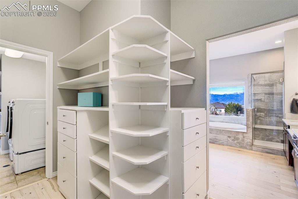 Image 28 of 50: Closet