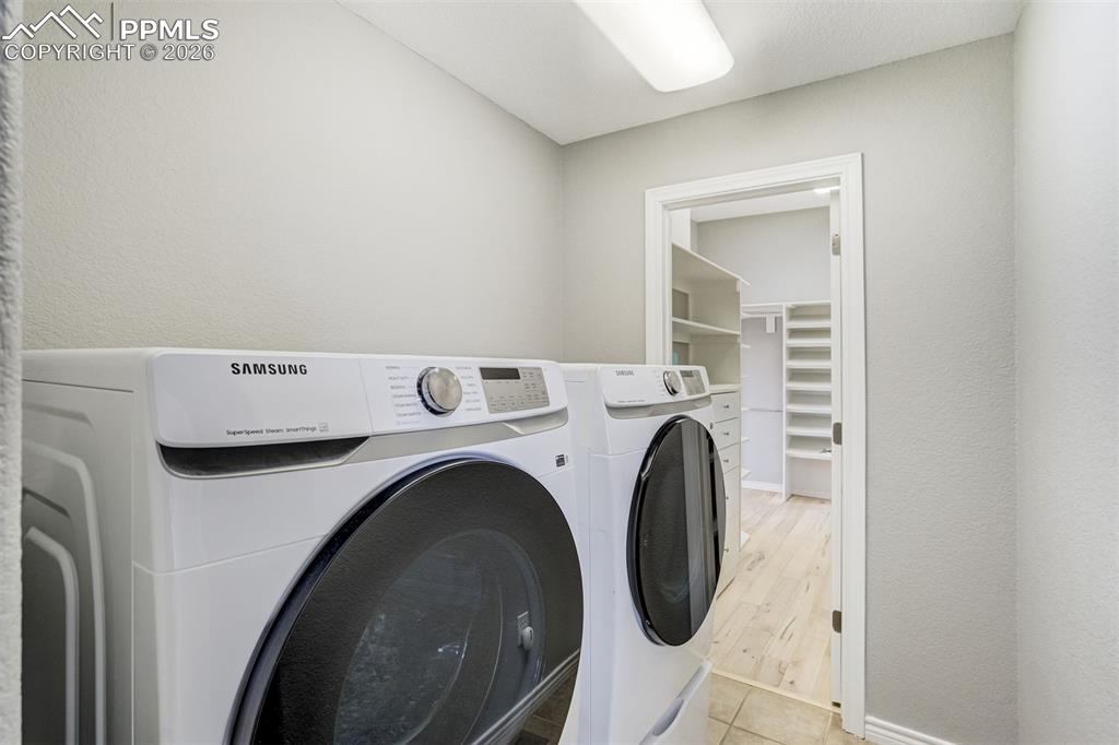 Image 30 of 50: Laundry