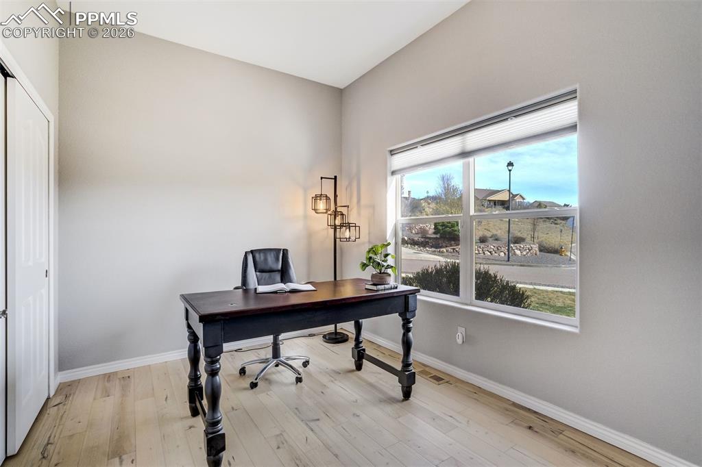 Image 31 of 50: Office