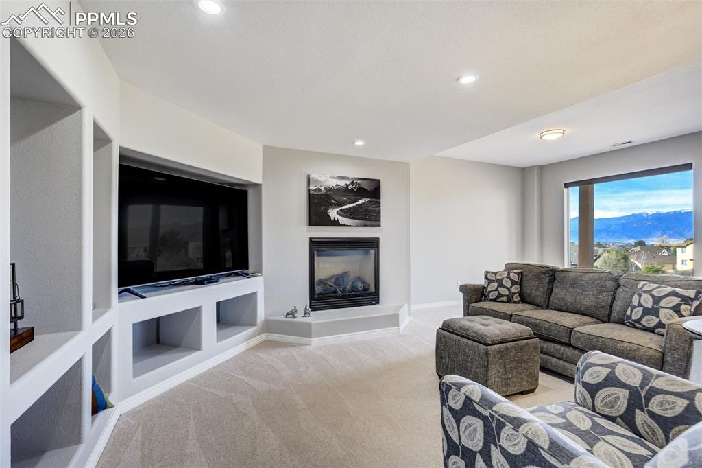 Image 38 of 50: Living Room