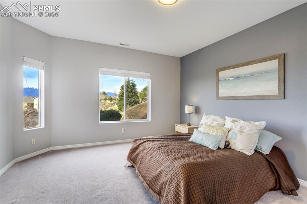 Image 41 of 50: Bedroom