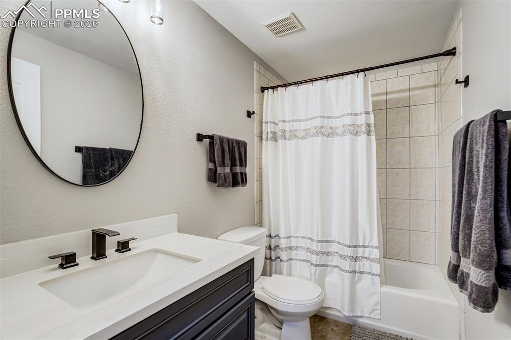 Image 45 of 50: Bathroom